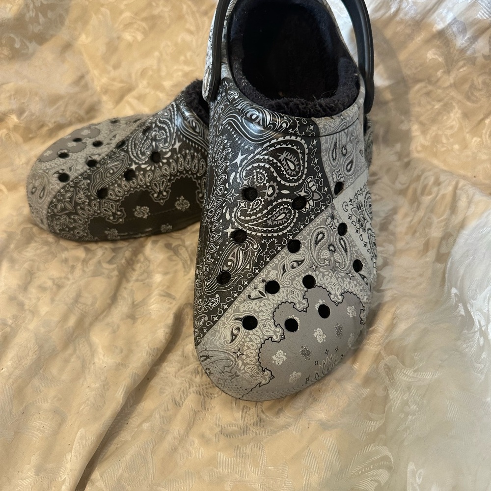 Men’s size 10 bandana crocs lined with fur